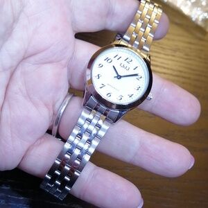 Q&Q ( Citizen) Minimalistic Silver Unisex Water Resistant Resistant Watch
